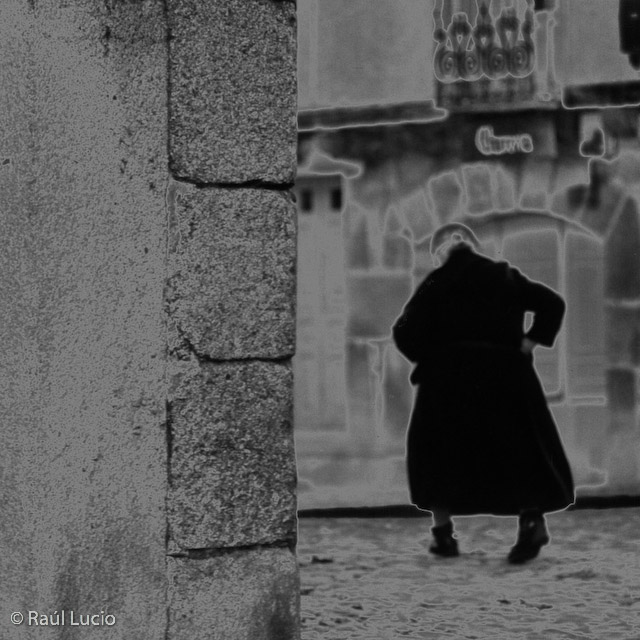 La esquina y la anciana